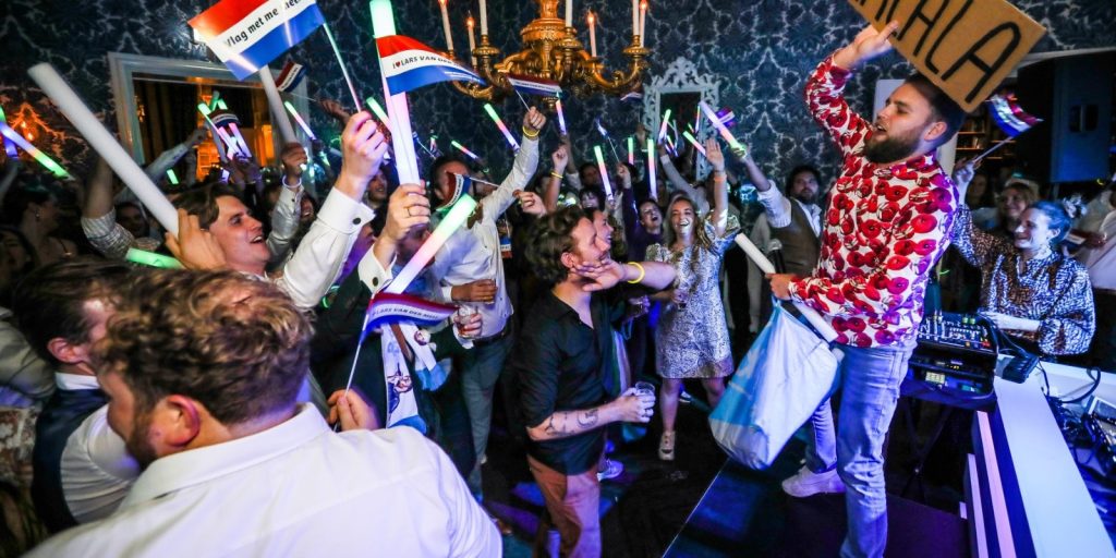 DJ of feestzanger op een bruiloft? Ontdek wat het beste past en waarom een live zanger en DJ samen zorgen voor een compleet feest.