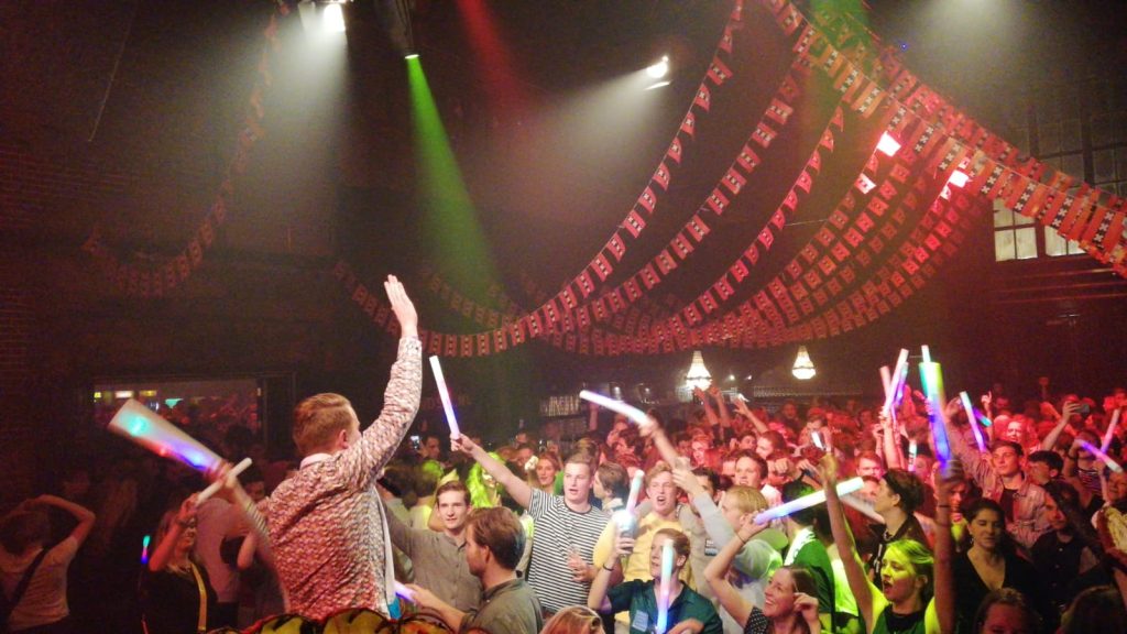 Zanger Lars van der Meij bij het Vrienden Van Festival in Amsterdam Westergasfabriek